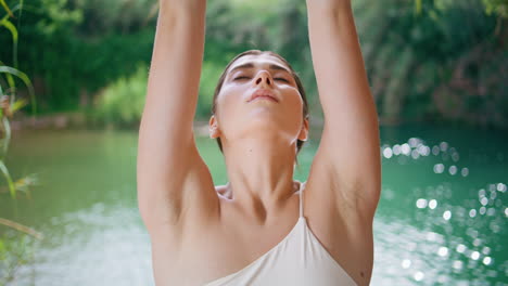 mujer meditando namaste manos retrato de la laguna azul soleada. mujer practicando yoga