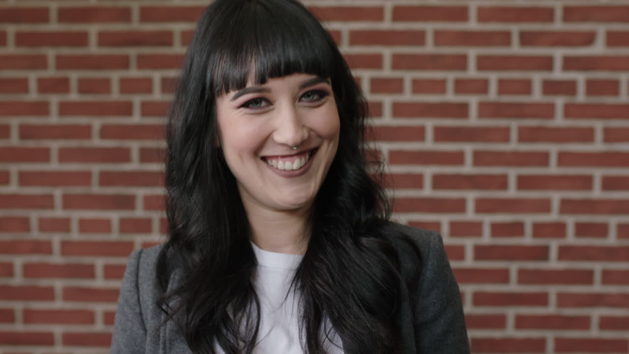 retrato de una mujer sonriente, feliz, a la moda, audaz e independiente.