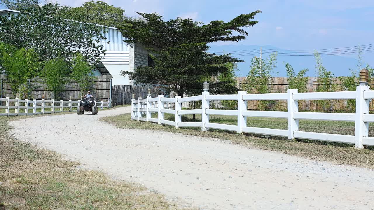 백색 울타리 에 의해 카메라 를 향해 고 있는 사람