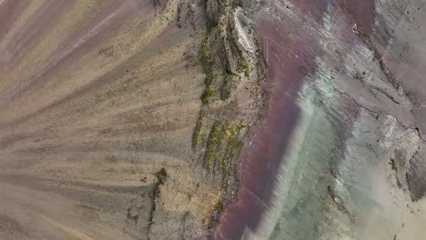vista aérea de aviones no tripulados de la montaña del arco iris, vinicunca, región de cusco, perú