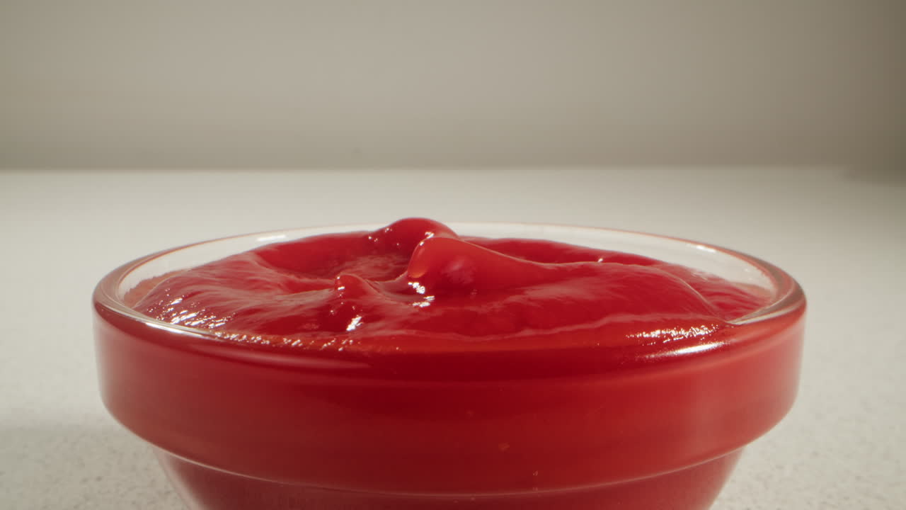 patatas fritas sumergidas en ketchup