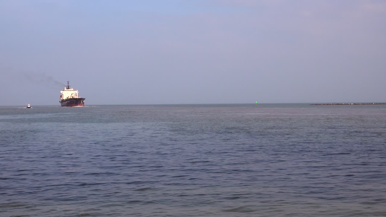 텍사스 주 코퍼스 크리스티 항구에 진입하는 바쁜 선로