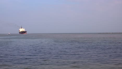 Concurrida-Ruta-De-Navegación-Entrando-Al-Puerto-De-Corpus-Christi,-Texas