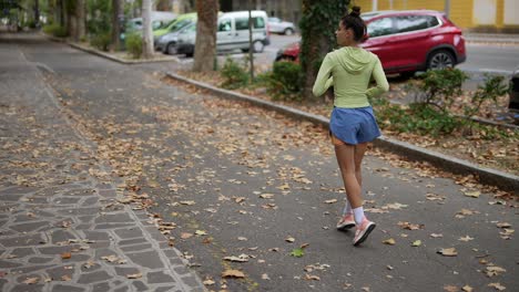 mujer corriendo en un parque urbano