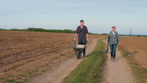 agricultores que trabajan en un campo