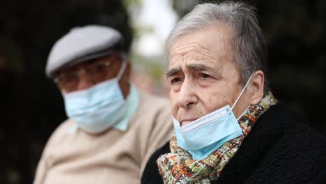 Pareja-De-Ancianos-Con-Mascarilla-En-La-Calle