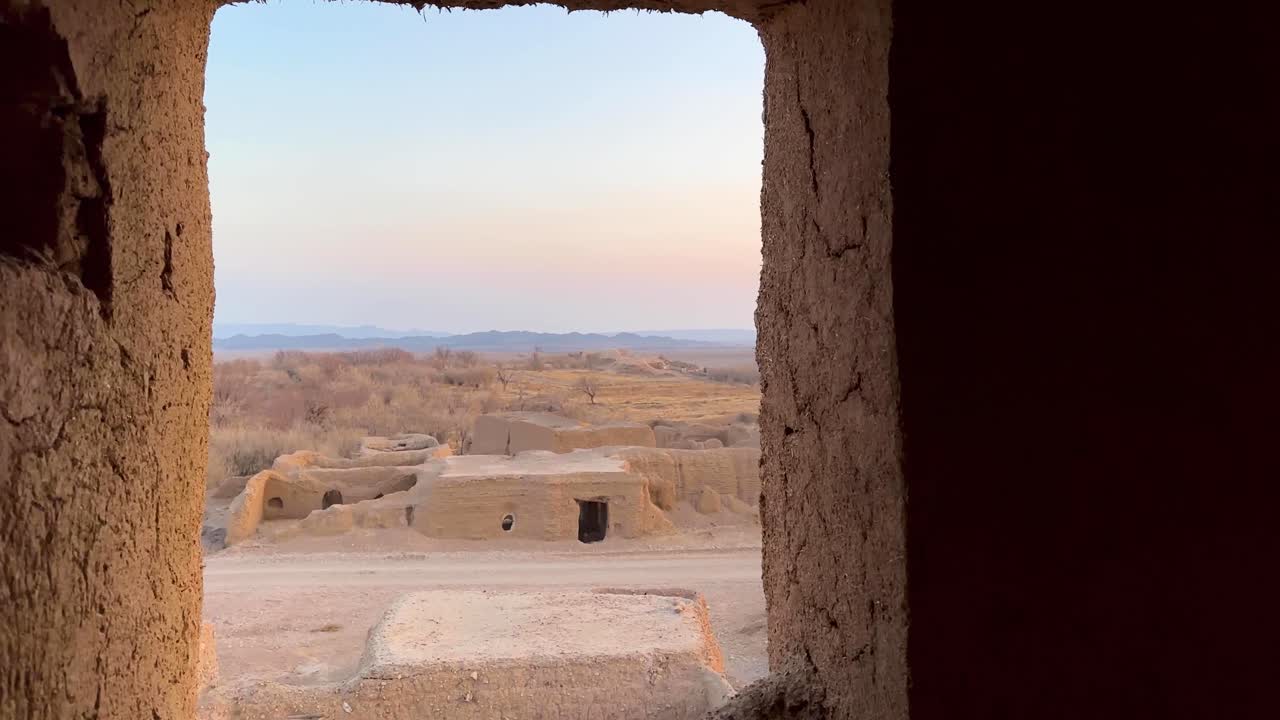 hermoso paisaje del desierto espléndida vista amplia a través de la puerta y la ventana granada jardín zona rural y arquitectura antigua diseño de casa en ruinas tradicional por terremoto en la naturaleza de irán