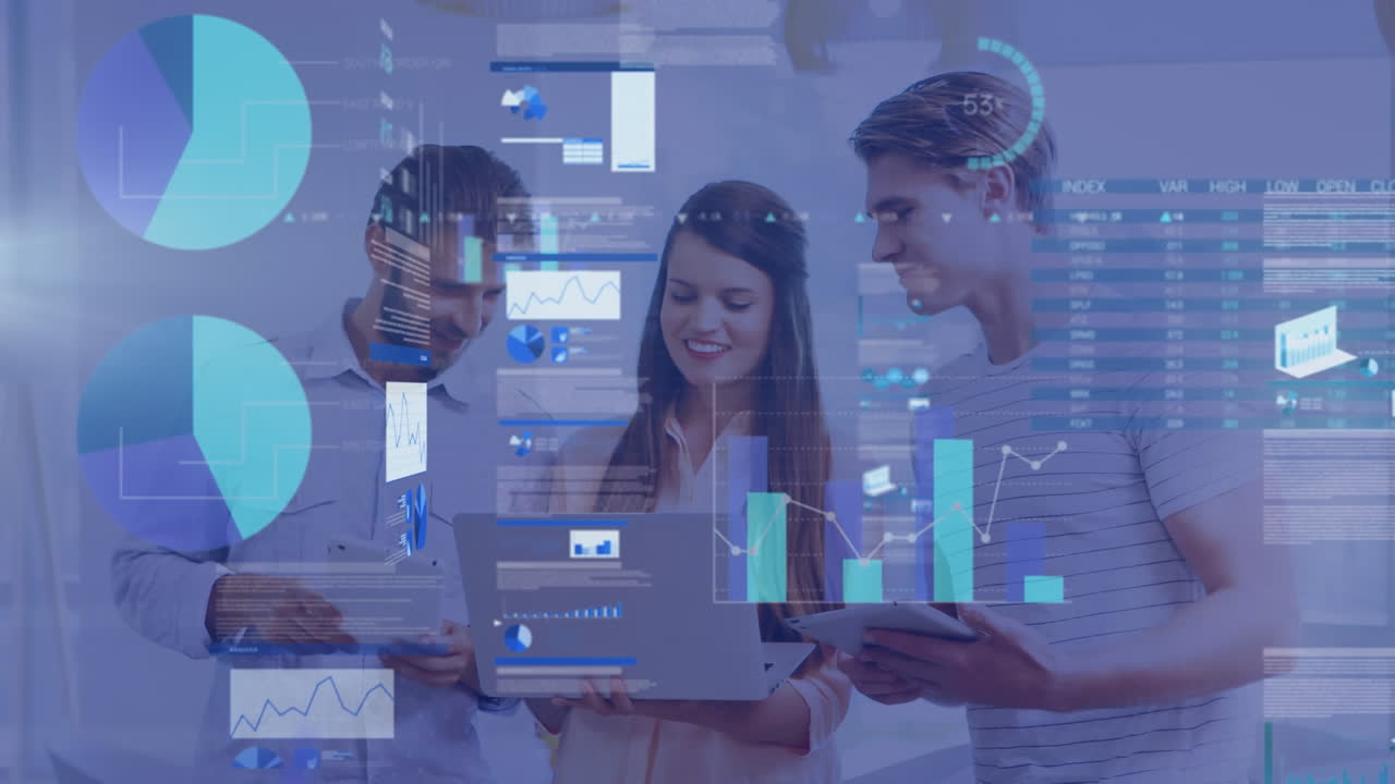 animación del procesamiento de datos financieros sobre diversas personas de negocios