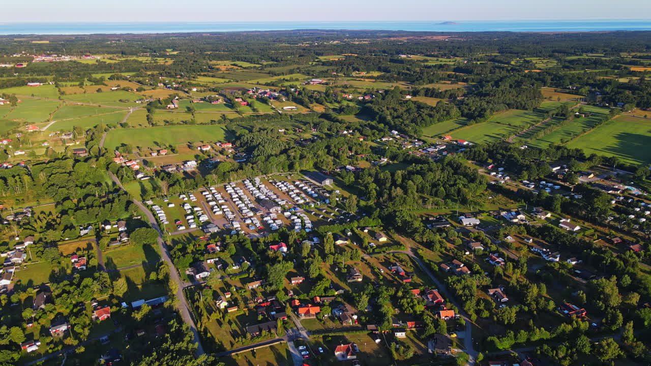 스웨덴의 화창한 날 푸른 나무로 둘러싸인 여러 집의 전망 - 공중 촬영