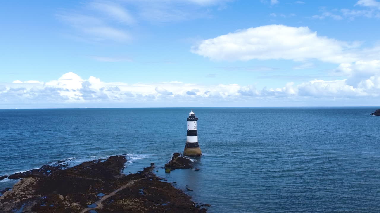 Vista aerea da drone del punto panoramico di Trwyn Penmon Point nel Galles