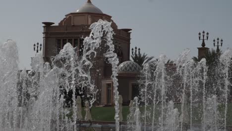 Fuente-De-Agua-En-Abu-Dhabi-En-Oriente-Medio---Capital-De-Los-Emiratos-árabes-Unidos