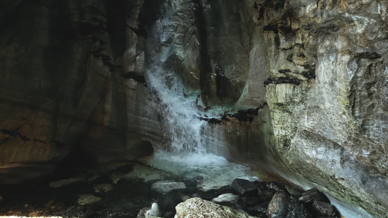 cascada escénica de la cueva en la gruta trollkirka, noruega - plano general