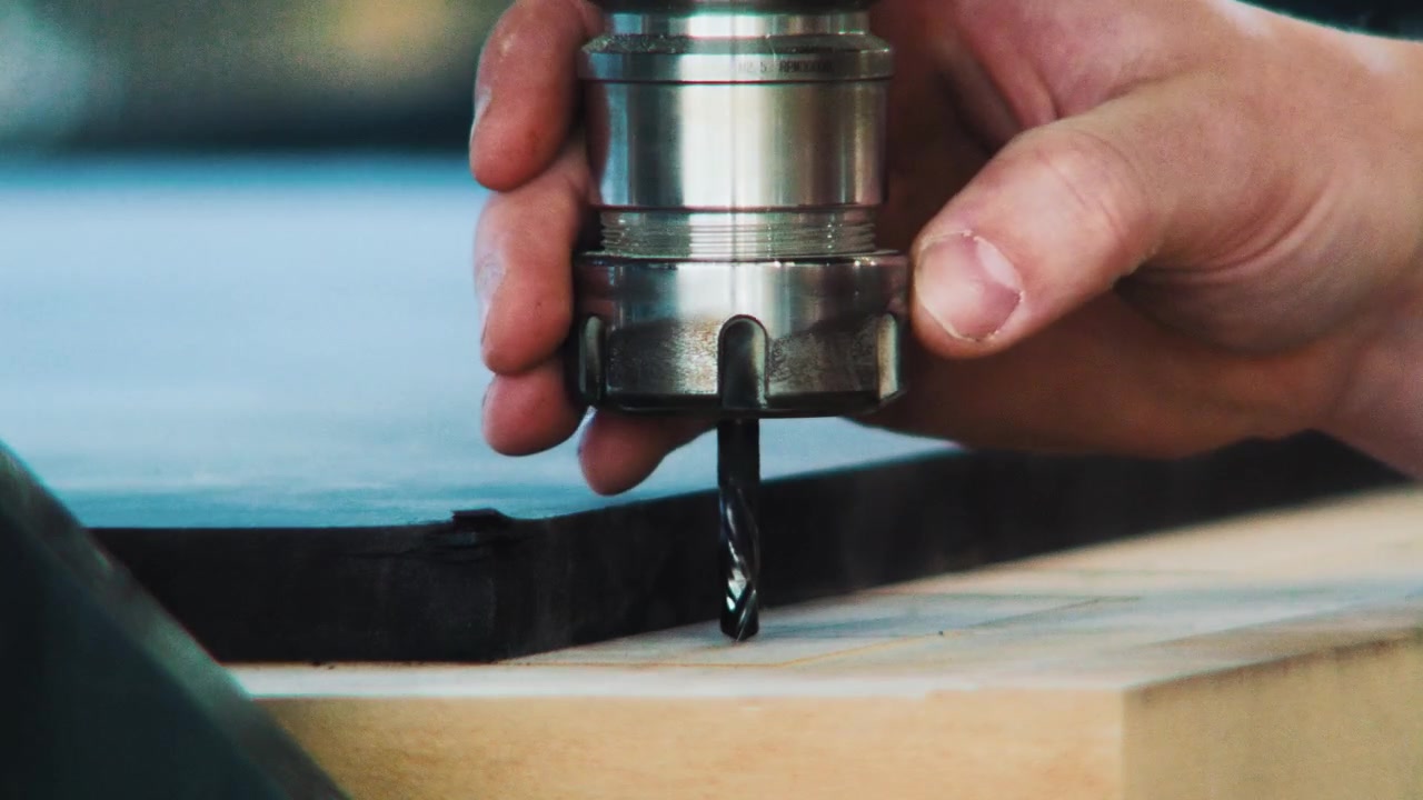 Laboratorio di falegnameria moderno con macchina CNC