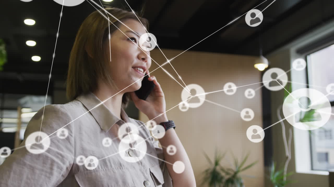 animación de iconos de los medios sobre una mujer de negocios asiática sonriente que usa un teléfono inteligente