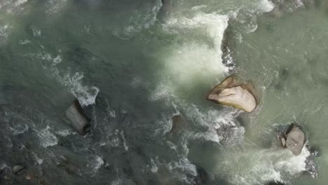 Schnell-Fließendes-Wasser,-Das-Den-Felsigen-Fluss-Hinunterstürzt