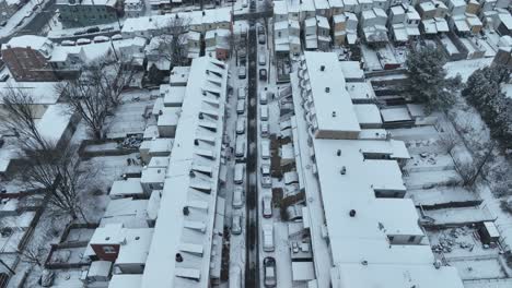 Ojo-De-Pájaro-Drone-Del-Barrio-Americano-En-La-Nieve-Del-Invierno