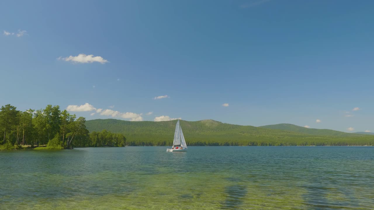 항해 보트 를 타고 있는 경치 좋은 호수