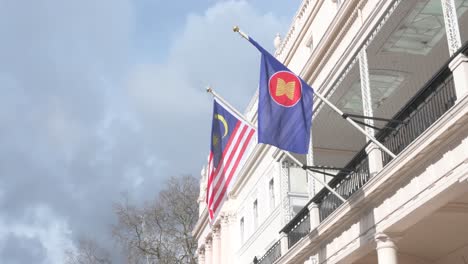 la bandera de malasia en belgravia, londres, reino unido