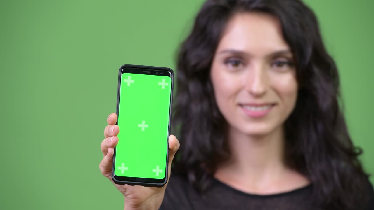 joven hermosa mostrando el teléfono