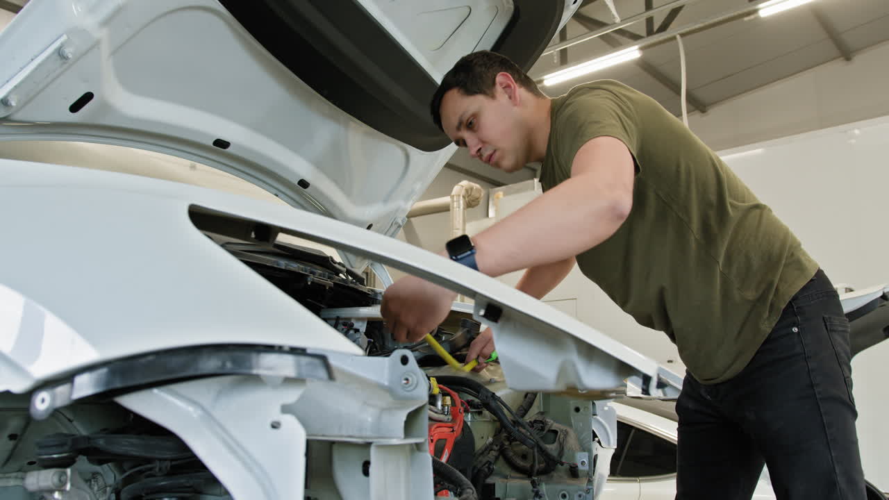 reparación de automóviles en un garaje