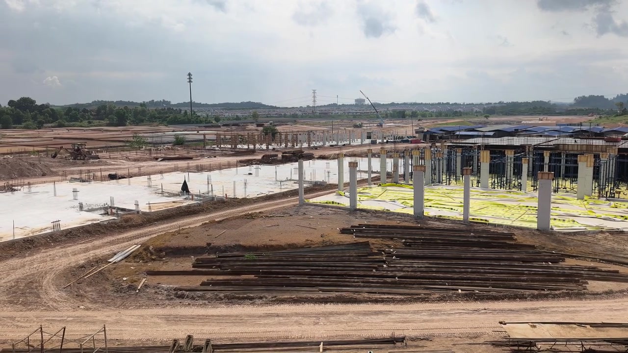 Un vasto terreno para un proyecto de desarrollo de casas adosadas a gran escala. El terreno despejado se prepara para nuevas unidades de vivienda. Las áreas cercanas muestran construcción residencial en curso.