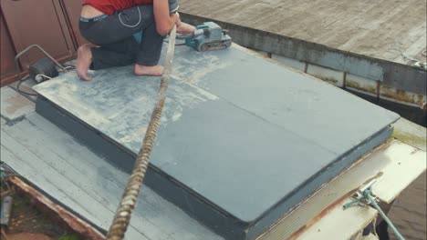 Belt-sanding-engine-cover-of-wooden-boat-TIMELAPSE