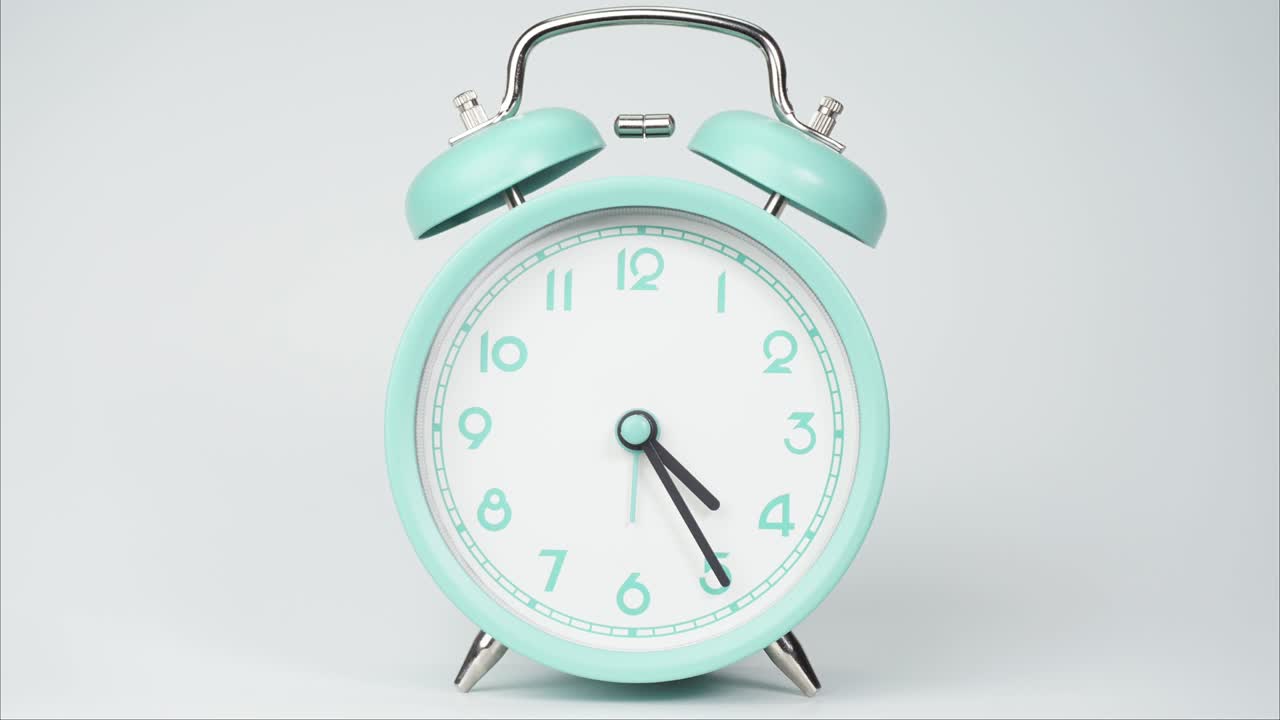파란 알람 시계는 시간의 흐름을 보여줍니다.