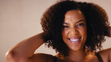 estudio cabeza y hombros tiro de risa mujer natural promoviendo la positividad del cuerpo