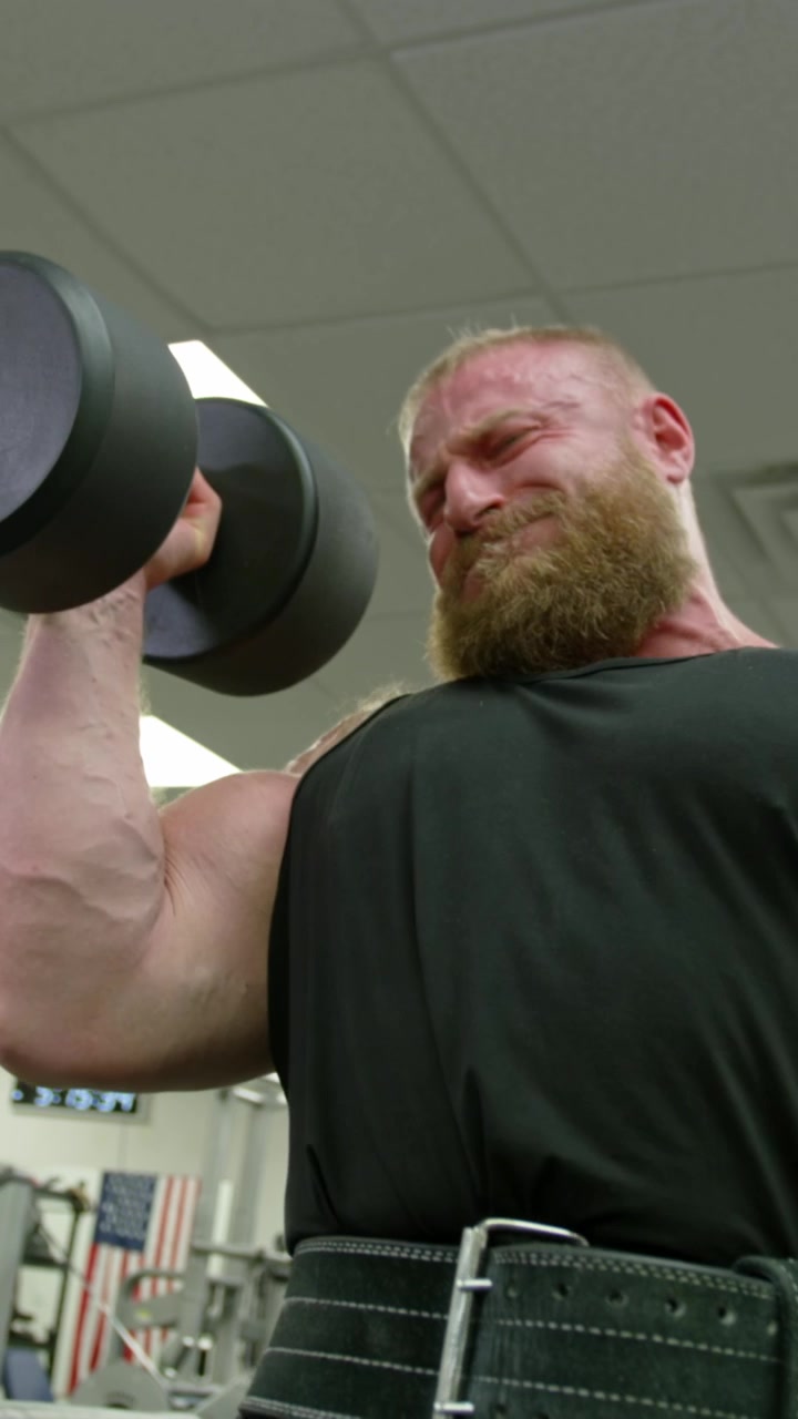 Stærk mand træner bodybuilding præstationsmål
