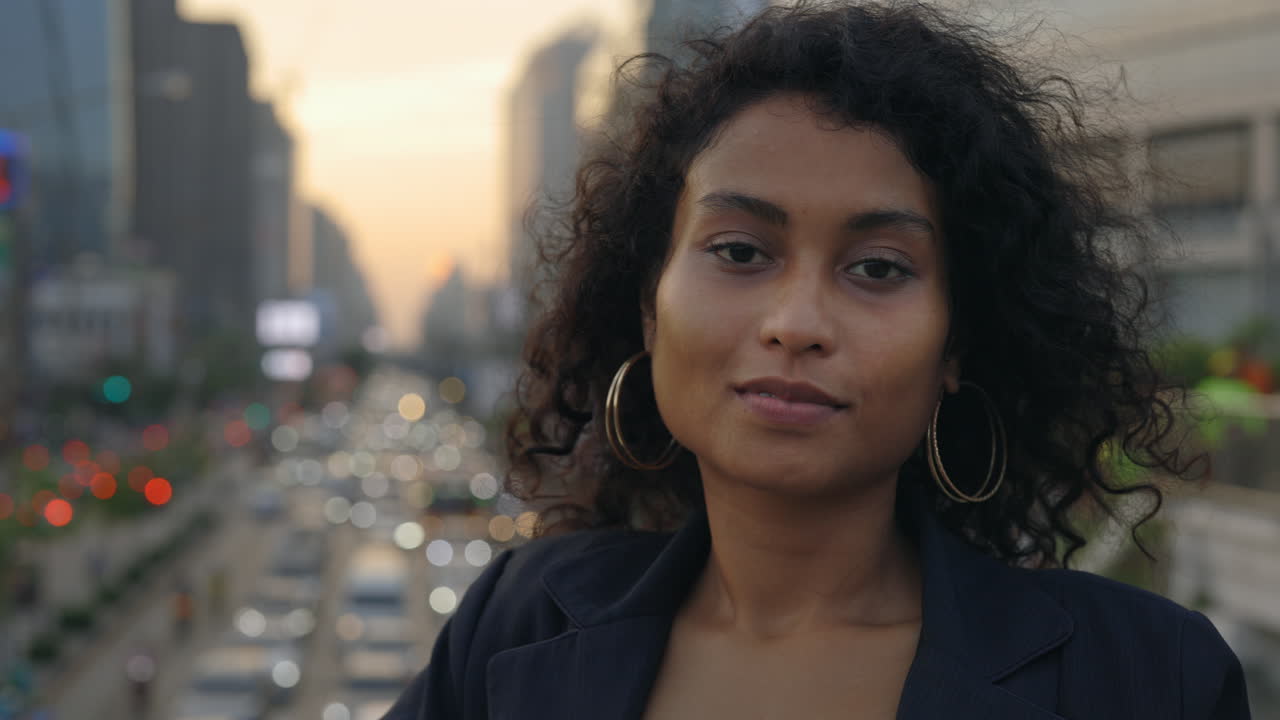 Mulher feliz na cidade