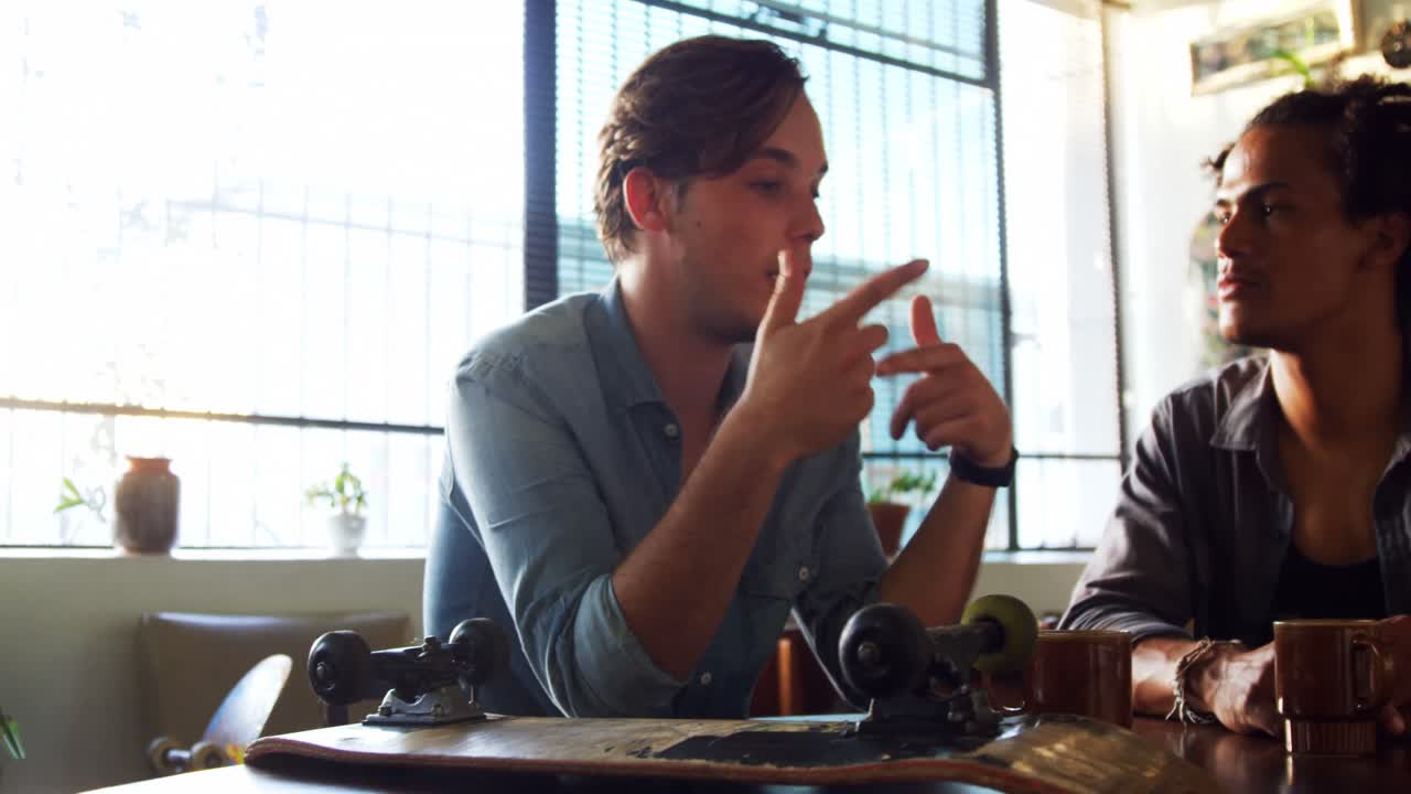 남성 친구 들 이 서로 상호 작용 하는 4k