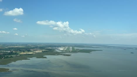enfoque real al aeropuerto internacional de venecia disparado desde una cabina de avión