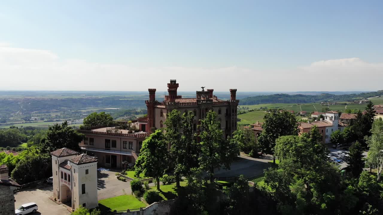 drone vuela alrededor del castillo de novello durante un día soleado en langhe - verano