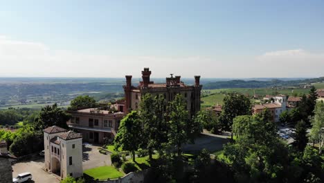 Drone-Vuela-Alrededor-Del-Castillo-De-Novello-Durante-Un-Día-Soleado-En-Langhe---Verano