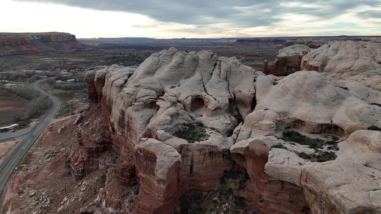 Droneoptagelse af sandstensklippeformationer og USA-motorvej uden for Bluff, Utah, USA.