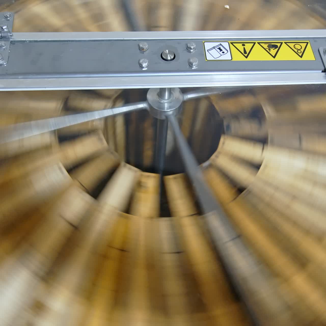 Removal of honey from honeycomb. Operation of the separator for honey extraction