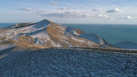 montanhas nevadas e vista da costa