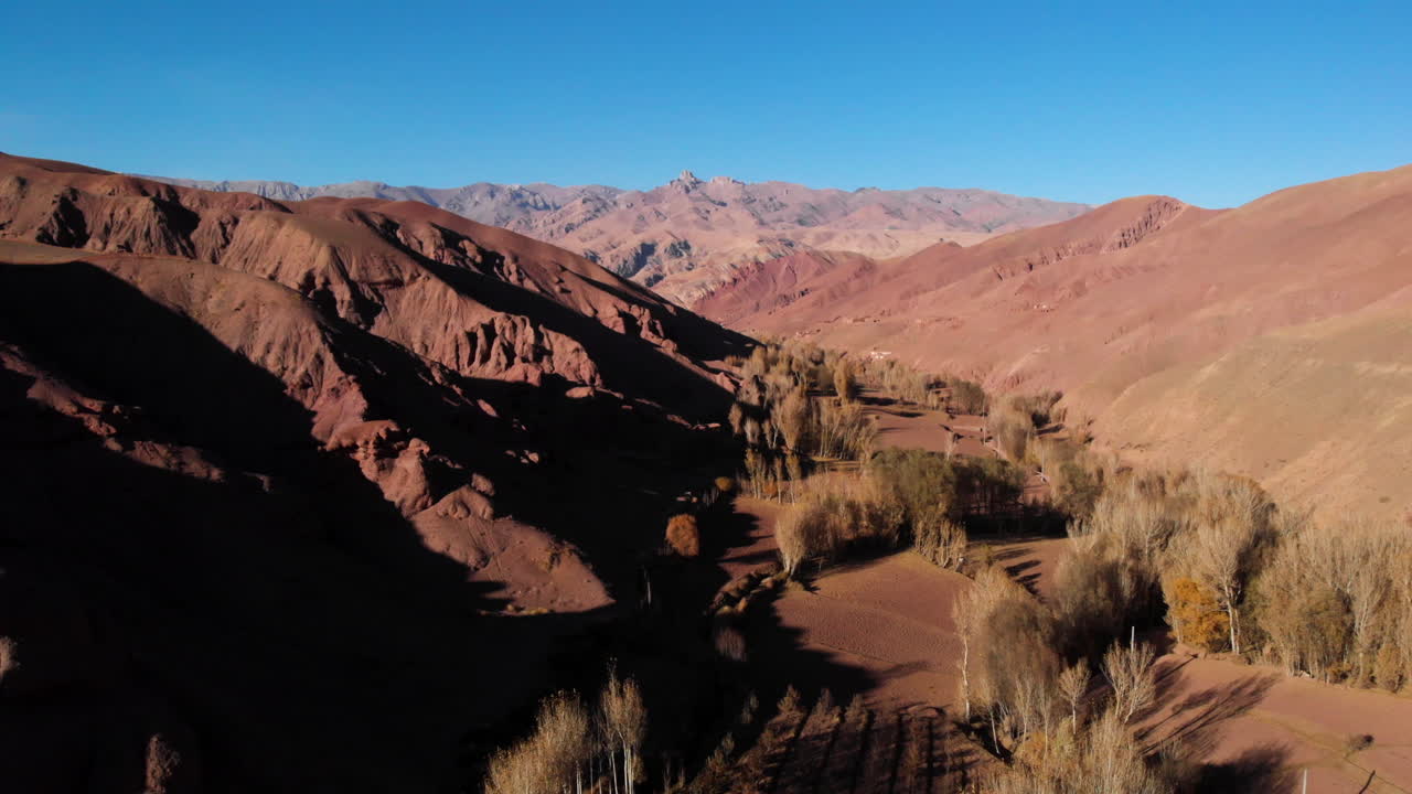 panorama de las montañas arenosas del desierto en la región de bamyan, afganistán
