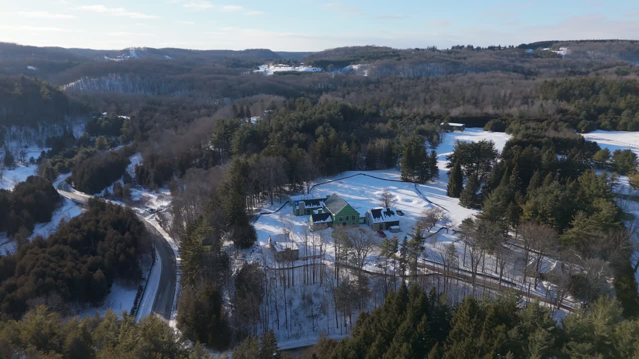 Talvinen dronekiertokuva esittelee luksusasuntoa Caledonin alueella