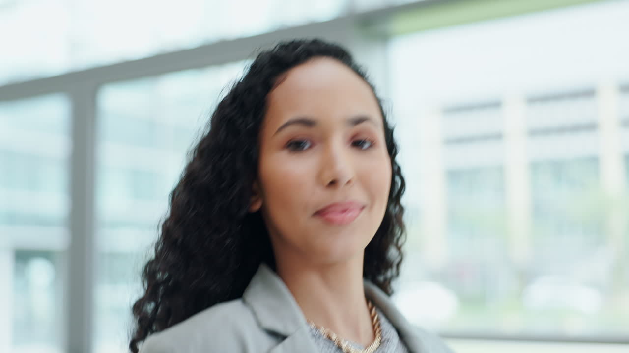 guiño, viajes y mujer de negocios caminando