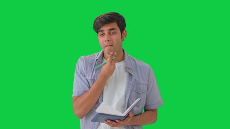 Verwirrter-Indischer-Junge,-Der-Greenscreen-Denkt-Und-Schreibt