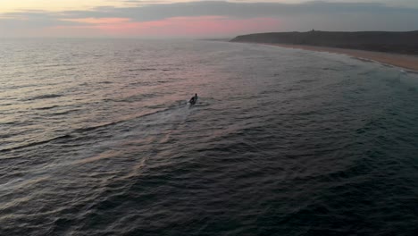 Kleines-Fischerboot-Bei-Sonnenuntergang-Im-Ländlichen-Mexiko-Ozean-Drohne-Aufnahme-4k
