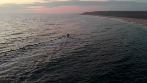 pequeño barco de pesca al atardecer en la zona rural de méxico océano drone estableciendo tiro 4k