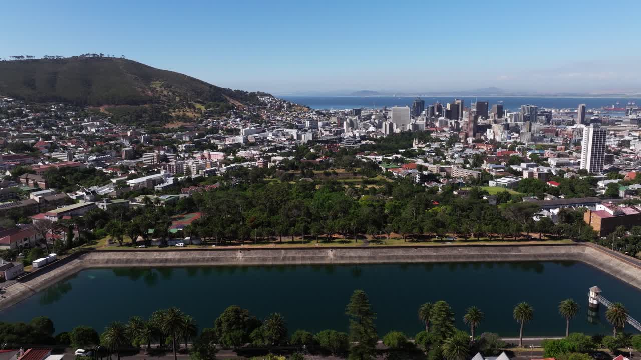 케이프타운 시내의 몰테노 저수지 (molteno reservoir) 위에서 발사된 상승.