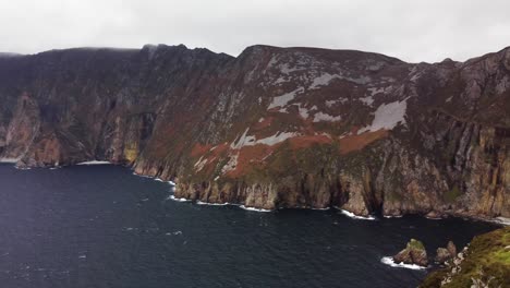 imágenes de drones de los acantilados de slieve league en la costa de irlanda en un día nublado