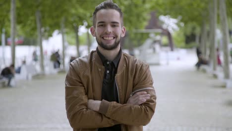 Vista-Frontal-De-Un-Joven-Sonriente-Con-Los-Brazos-Cruzados.