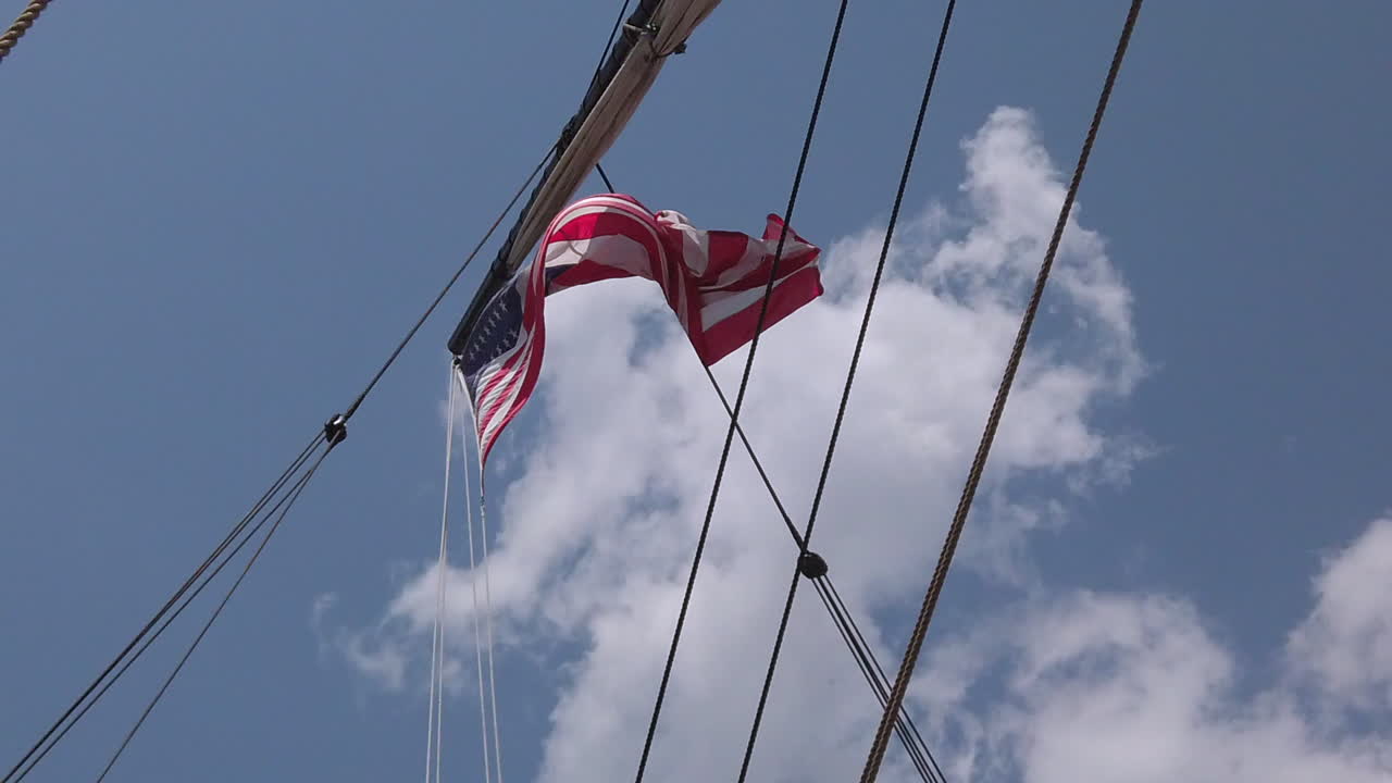 bandera ondeando en cámara lenta en el mástil de la nave alta