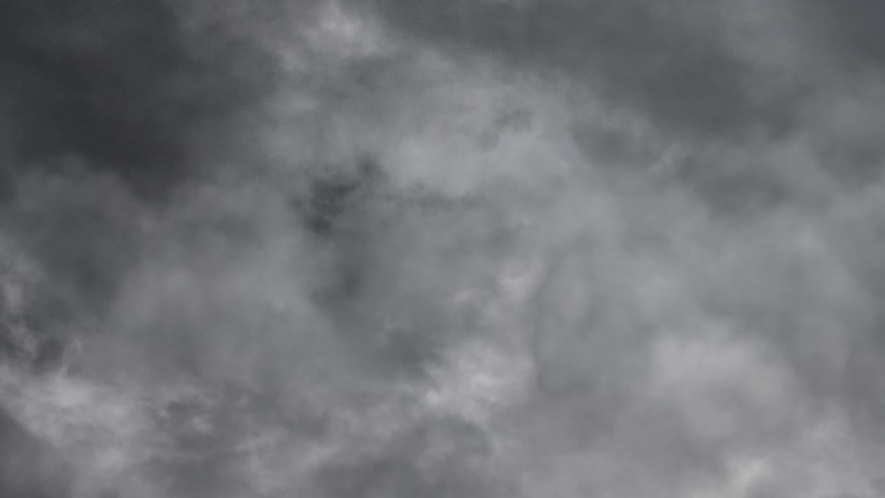 어두운 하늘 배경 에 있는 번개 폭풍 구름