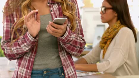 Mädchen-Benutzt-Ihr-Smartphone