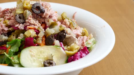 ensalada de atún con verduras